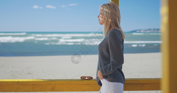 海滩上的轻女人女孩享受着温暖的秋天水边美丽女孩的肖像图片