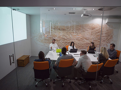 创业企业,轻的创意人员办公室内部开会,用笔记本电脑记录想法计划项目图片