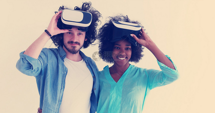 快乐的多民族夫妇获得经验用虚拟现实的VR耳机眼镜,孤立白色背景上图片