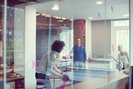 群轻的创业商人现代创意办公室打乒乓球图片