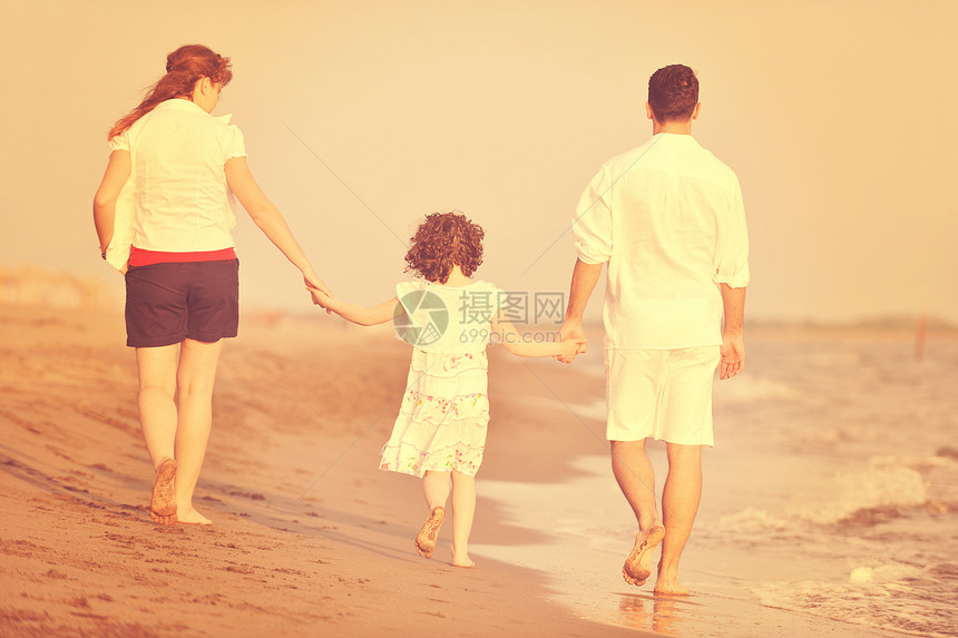 快乐的轻家庭海滩上享受快乐健康的生活方式图片