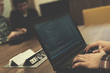 软件开发人员笔记本电脑上编写编程代码高清图片