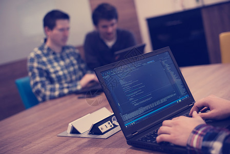 HTML背景软件开发人员笔记本电脑上编写编程代码背景