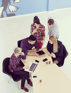 多民族创业企业人士小现代明亮办公室头脑风暴会议的顶级观点背景图片
