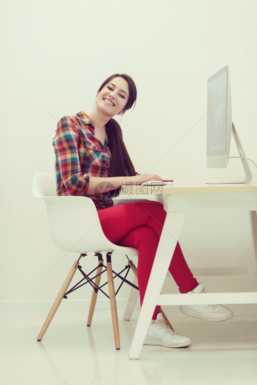 创业企业,女创意现代办公室工作的桌电脑上放松享受乐趣图片