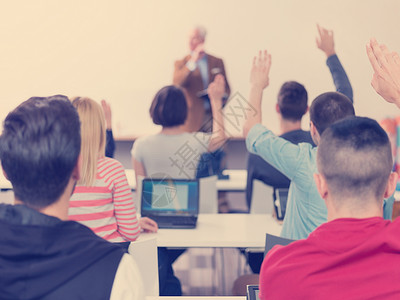高级教师教学课,聪明的学生小课堂上举手背景图片