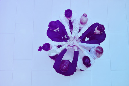 商界人士携手合作,以队的身份圈子里,代表友谊队合作的理念图片