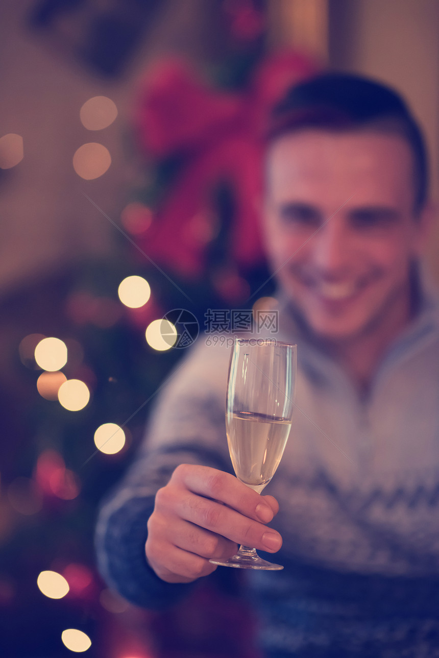 轻人的肖像,带着香槟璃聚会上庆祝诞节新家里派上香槟杯的轻人图片
