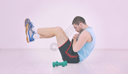 轻人芬兰体育俱乐部锻炼与重量放松男子健身锻炼图片