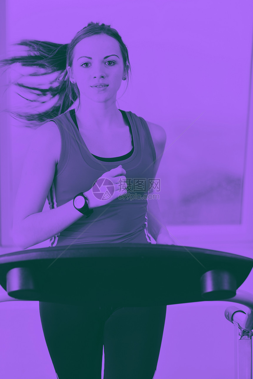 健身俱乐部的妇女锻炼跑步轨道机上轻的女人锻炼身体锻炼,而跑步轨道上的运动俱乐部重奏音调图片