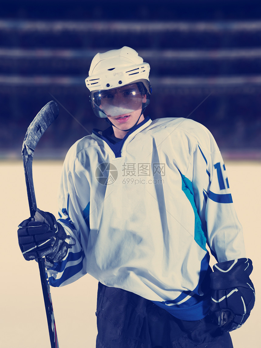 轻冰球运动员黑色背景下训练的肖像曲棍球运动员肖像图片