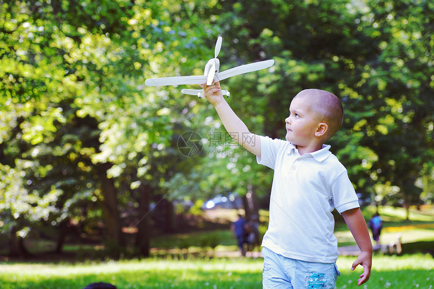 快乐的男孩公园玩扔飞机带空气的男孩图片