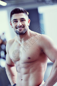 强壮英俊的男人健身房锻炼帅哥健身房锻炼图片