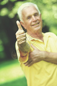快乐健康健康的老人肖像绿色背景公园老人肖像图片