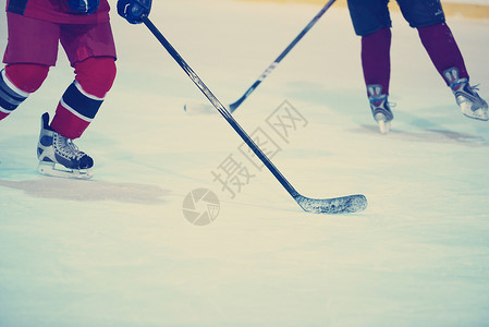 冰球运动员动作中用棍子踢冰球运动员行动背景图片