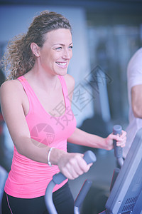 运动,健身,生活方式,技术人的微笑的女人跑步机上锻炼健身房妇女健身房的跑步机上锻炼背景图片