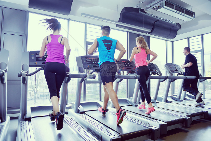 群轻人现代体育健身房的跑步机上跑步群人跑跑步机上图片