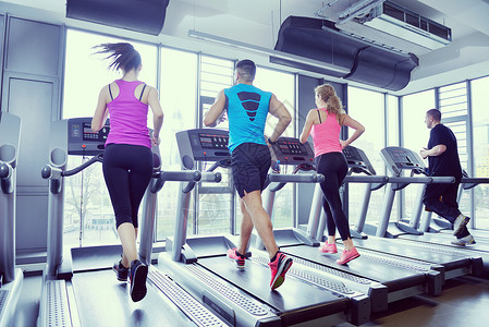 群轻人现代体育健身房的跑步机上跑步群人跑跑步机上背景