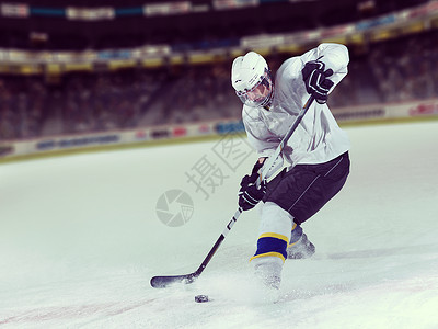 冰球运动员动作中用棍子踢冰球运动员行动背景图片