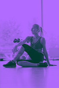 可爱的轻女人伸展热身,为她的训练健身房重奏的语气女人健身房锻炼热身图片
