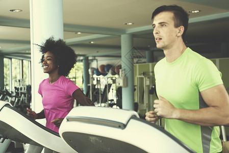 轻人现代健身房的跑步机上锻炼氧运动人们健身房的跑步机上锻炼氧运动图片
