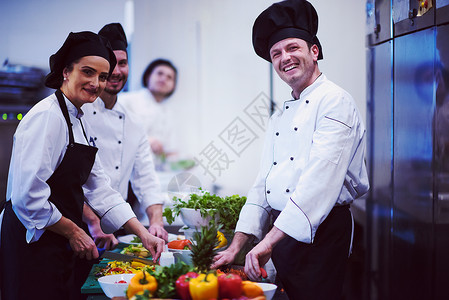 专业队厨师厨师繁忙的酒店餐厅厨房准备饭菜队厨师厨师准备饭菜图片