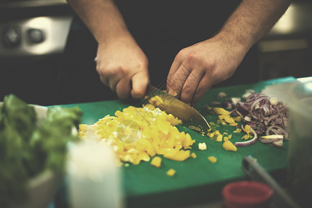 厨师手切新鲜美味的蔬菜饭沙拉厨师手切新鲜美味的蔬菜高清图片
