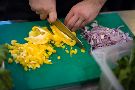 厨师手切新鲜美味的蔬菜饭沙拉厨师手切新鲜美味的蔬菜图片
