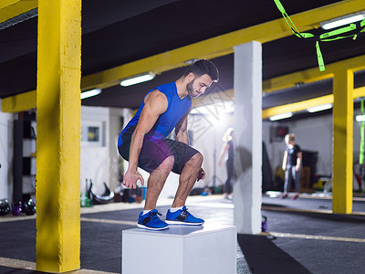 男人健身箱上锻炼轻的运动男子训练跳跃健身箱交叉健身健身房图片