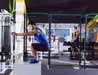 男人健身箱上锻炼轻的运动男子训练跳跃健身箱交叉健身健身房图片