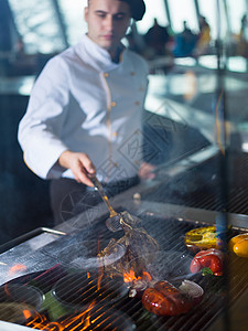 主厨烧烤上用蔬菜烹饪美味的烤肉牛排厨师烧烤上用蔬菜煮牛排图片