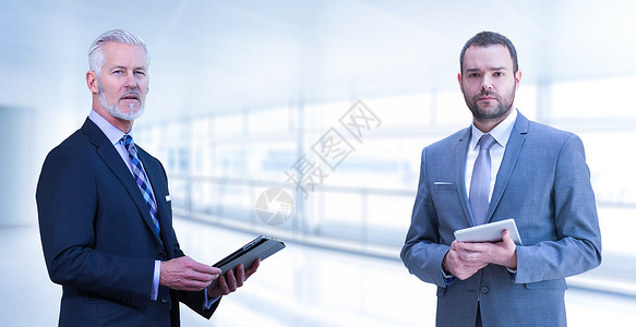 两位同事商人的肖像两位同事商人现代IT公司前用平板电脑的肖像图片