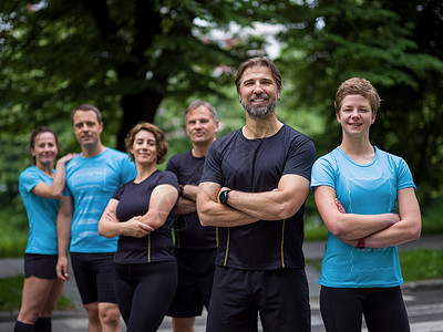 群健康的人城市公园慢跑的肖像,跑步队早晨训练晨训跑步者队的肖像图片