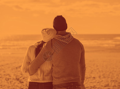 快乐的恩约京秋天的天海滩上夫妇聊天,海滩酒吧玩得开心图片