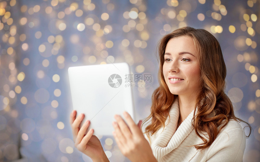技术,互联网,诞节人们的快乐的轻妇女与平板电脑电脑家里快乐的轻女人家里用平板电脑图片