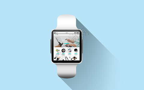 手表网页现代技术,象购物线智能手表与互联网商店网页屏幕蓝色背景智能手表与网上商店屏幕上背景