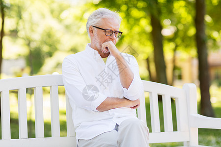 老,退休人们的深思熟虑的老人戴着眼镜夏季公园夏天公园思想的老人图片