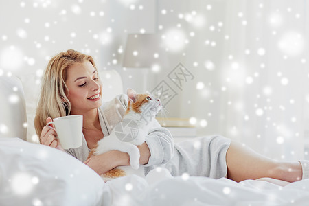 猫女宠物,早上,舒适,休息人们的快乐的轻女人,咖啡杯猫家里的雪上睡觉家里咖啡猫的快乐女人背景