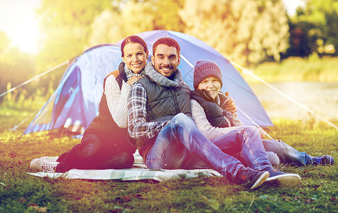 露营,旅游,徒步旅行人们的快乐的家庭帐篷营地场景营地帐篷的幸福家庭图片