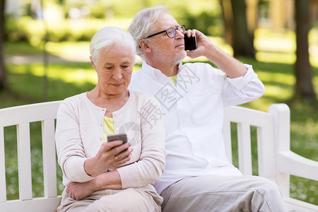 老,技术人的快乐的老夫妇与智能手机夏季公园快乐的老夫妇公园智能手机图片