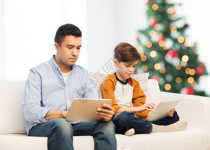 技术,家庭人的父子与平板电脑电脑联网家玩诞树背景父子诞节用平板电脑图片