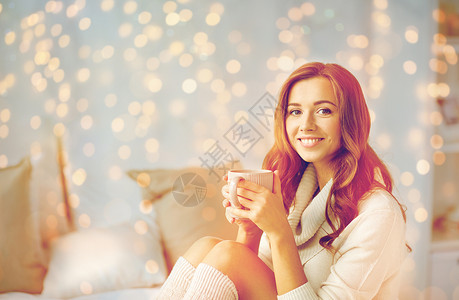 早上,休闲,诞节,冬天人们的快乐的轻女人家里的卧室床上喝咖啡茶快乐的女人家里床上喝咖啡图片