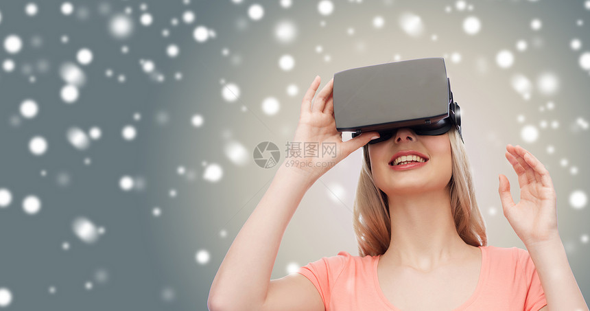 技术,增强现实,娱乐活动人的快乐的轻妇女与虚拟耳机3D眼镜灰色背景雪女虚拟现实耳机3D眼镜图片