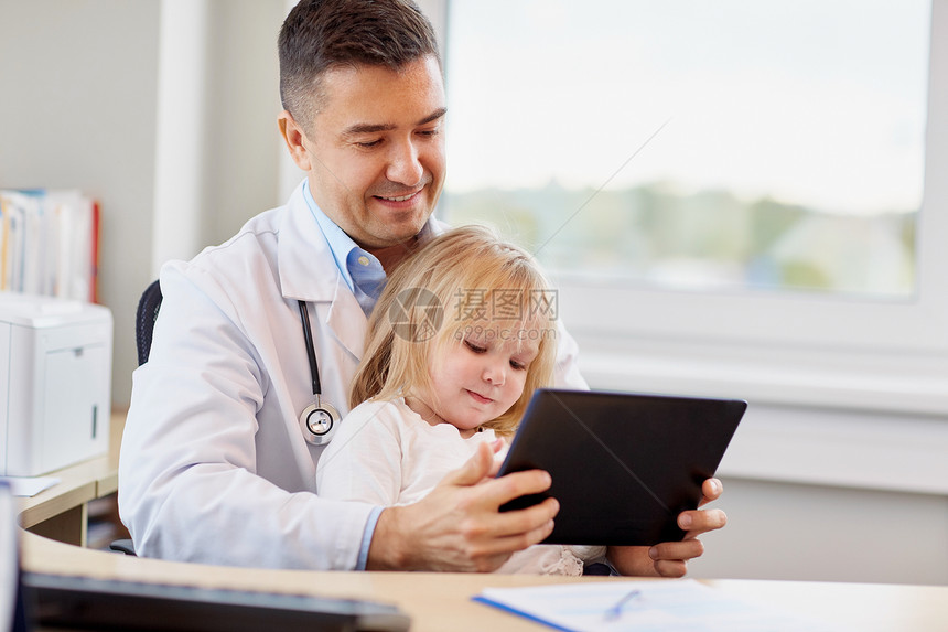 医学,医疗,儿科人的快乐的医生儿科医生抱着小女孩病人的平板电脑电脑诊所的医疗办公室医生小女孩诊所用平板电脑图片