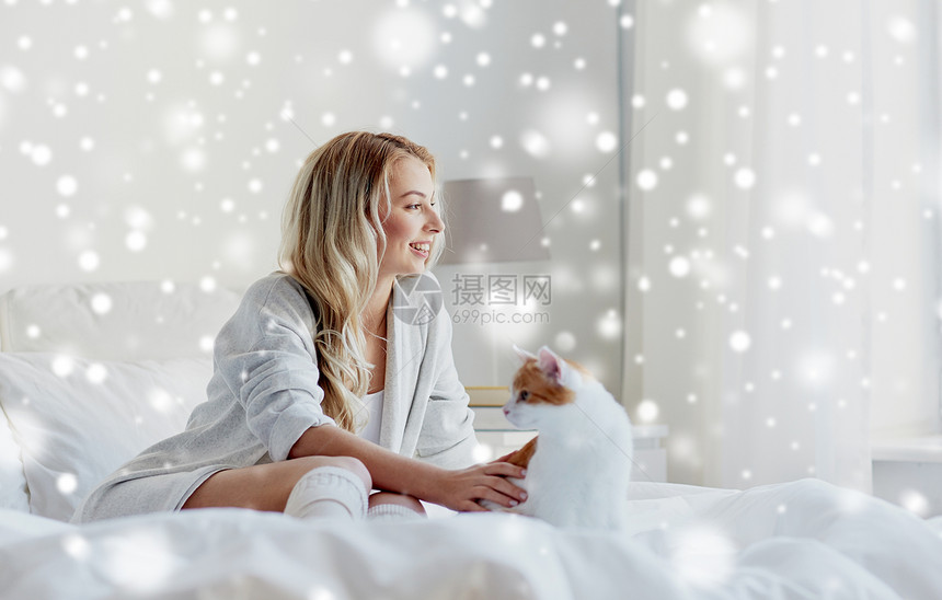 宠物,早上,舒适,休息人们的快乐的轻女人猫家里的雪上睡觉快乐的轻女人猫床上家图片