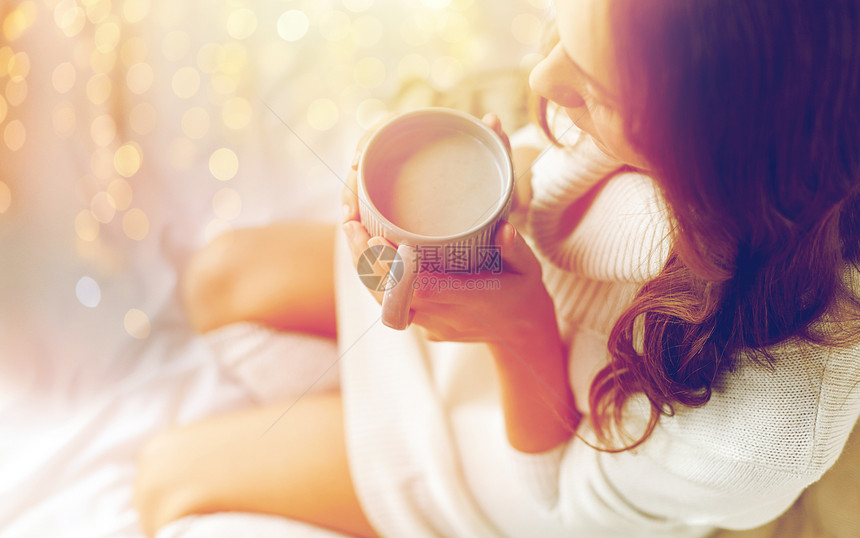 早上,舒适,冬天人们的亲密的轻女人,家里的床上喝杯咖啡可可家用可可杯把女人关床上图片