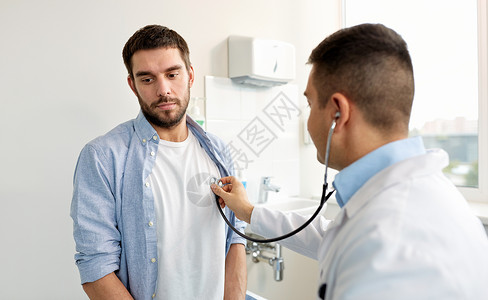 医学,医疗人的医生用听诊器检查病人的心跳呼吸医院听诊器的医生病人医院图片