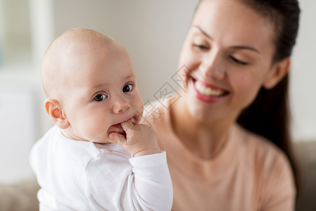 家庭,母亲人的快乐的母亲与小男孩吸吮手指快乐的母亲小男孩家里图片