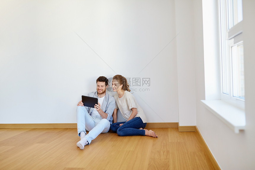 抵押贷款,技术房地产幸福的夫妇与平板电脑电脑空房间的新家幸福的夫妇与平板电脑新家图片