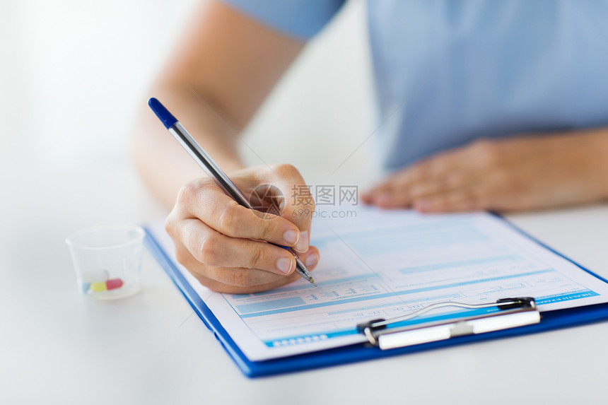 医学,医疗保健人的护士医生与药物剪贴板书写处方医疗报告医院医生带着药品剪贴板医院图片